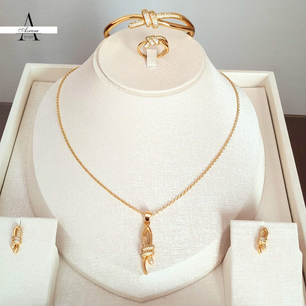 Parure العقدة